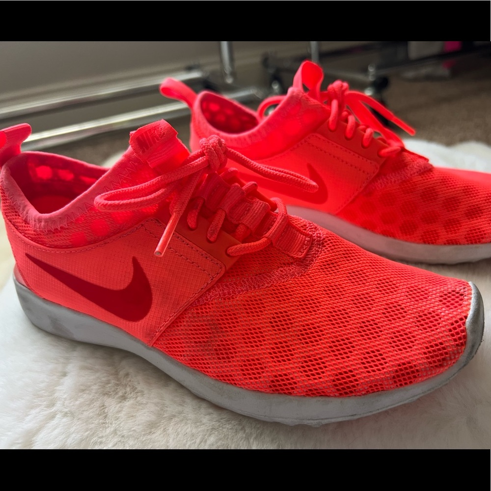 Nike coral shoes